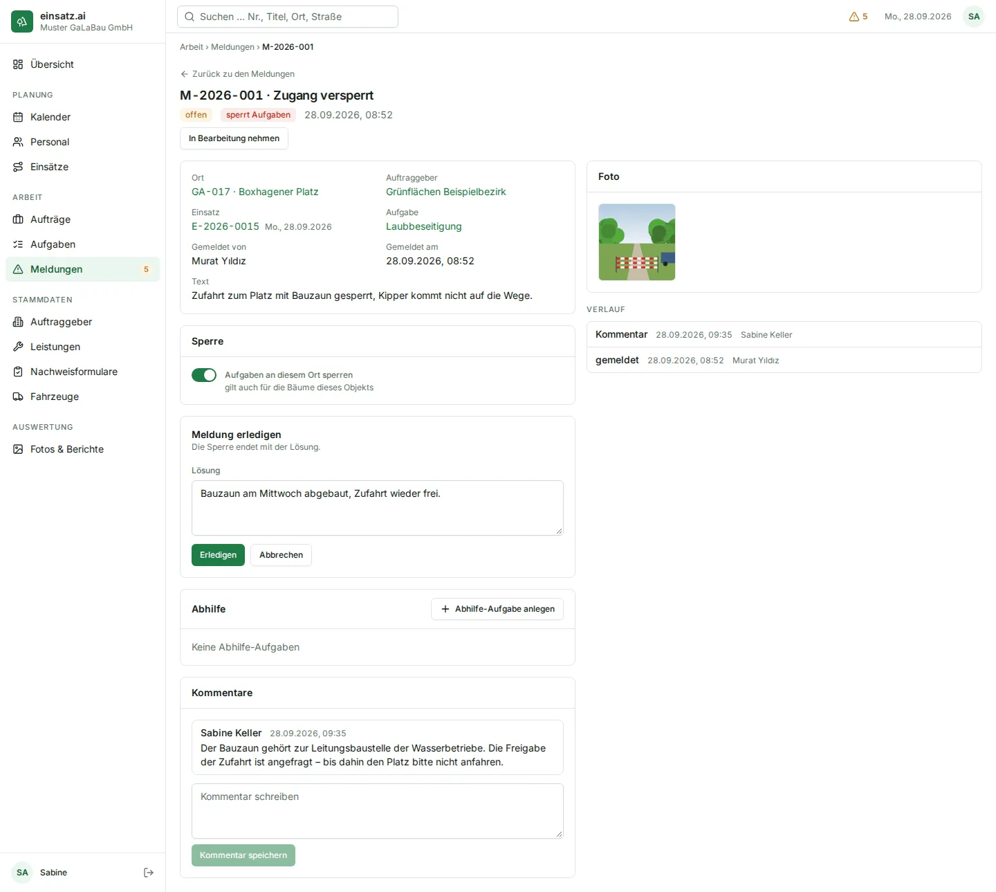 Eine offene Meldung mit Angaben, Foto, eingeschalteter Sperre, einem Kommentar und dem geöffneten Feld Lösung