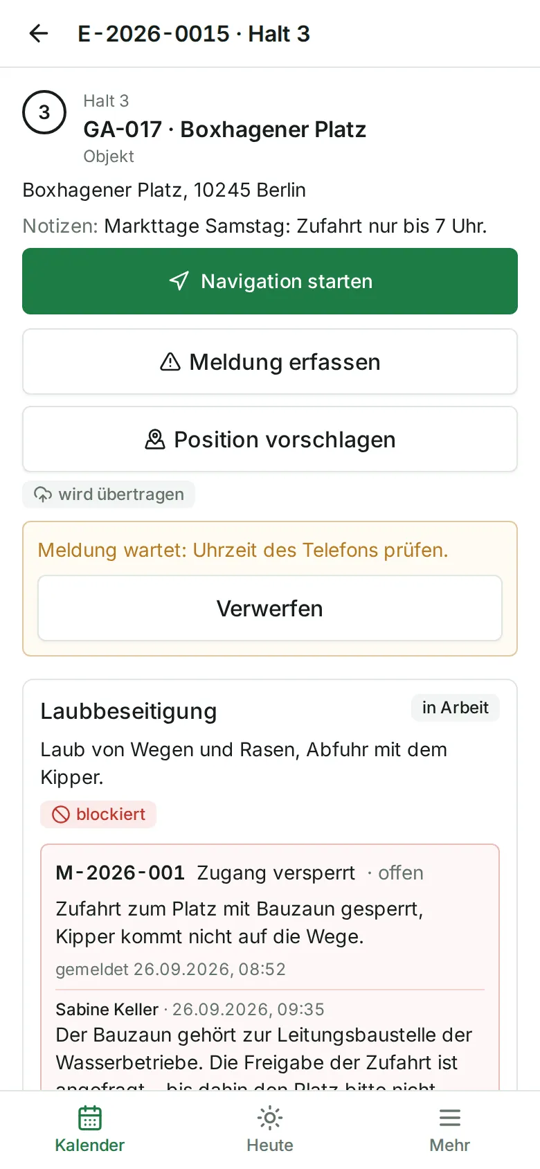 Eine Meldung mit dem Hinweis „Meldung wartet: Uhrzeit des Telefons prüfen.“ und dem Knopf „Verwerfen“
