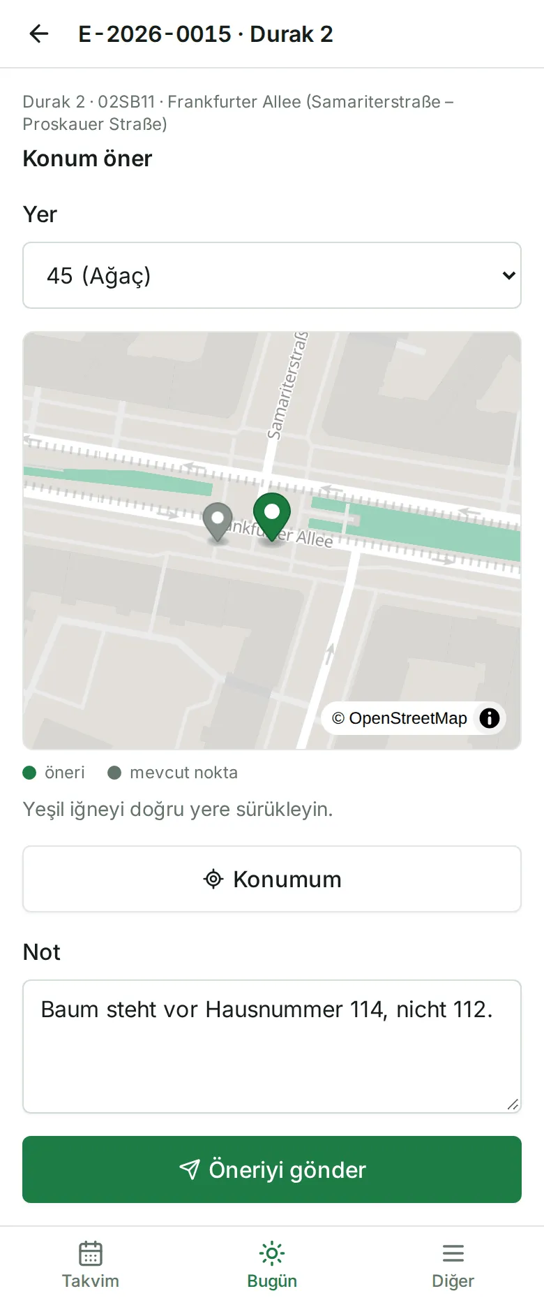 Mevcut nokta, kaydırılmış yeşil iğne ve “Konumum” düğmesiyle “Konum öner”