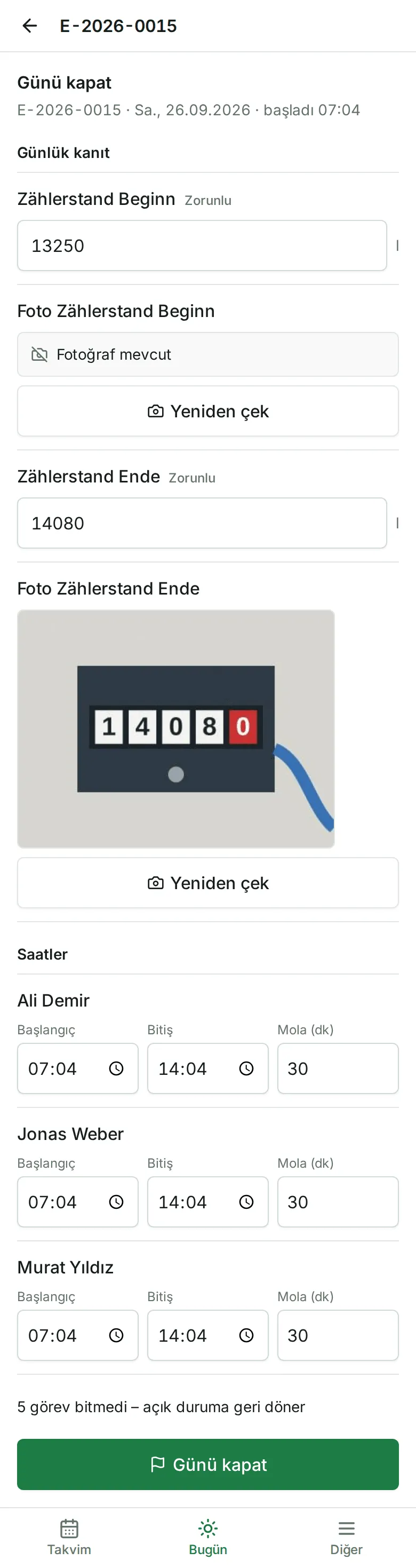 Günlük kanıt, üç çalışanın saatleri ve bitmemiş görevler uyarısıyla “Günü kapat” sayfası