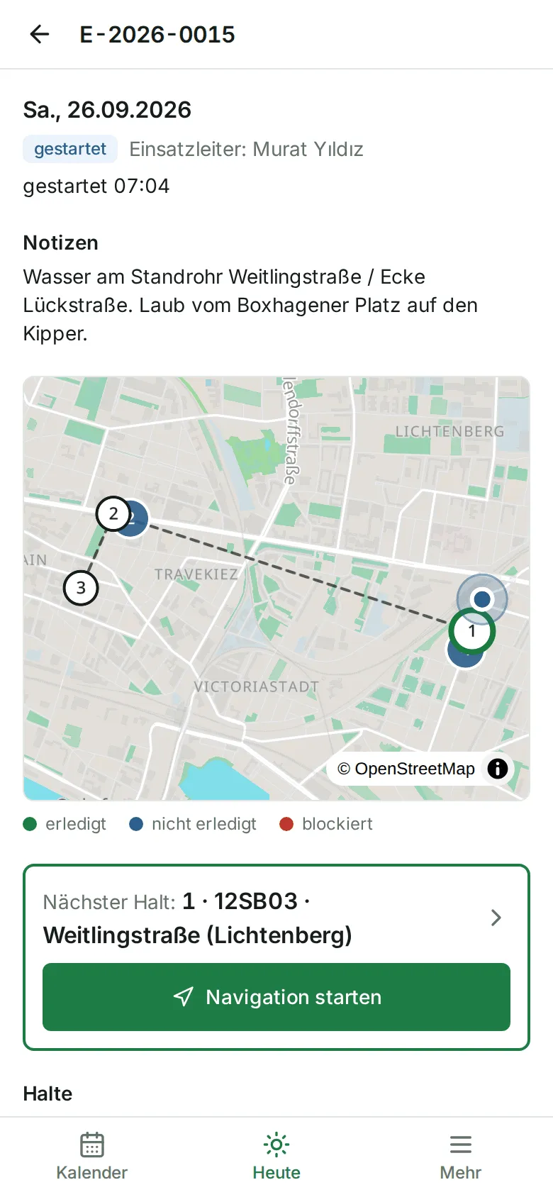 Ein geöffneter Einsatz mit Kopf, Karte und der Karte „Nächster Halt“